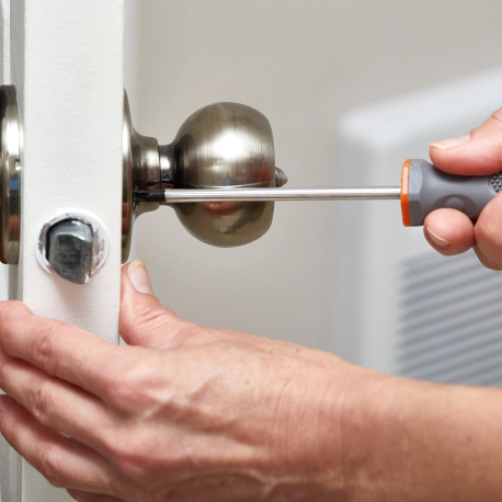 installing door knob